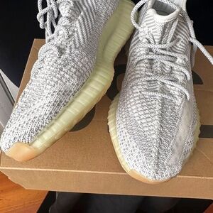 NWOT Yeezy Boost V2 350 sneakers Size 10
